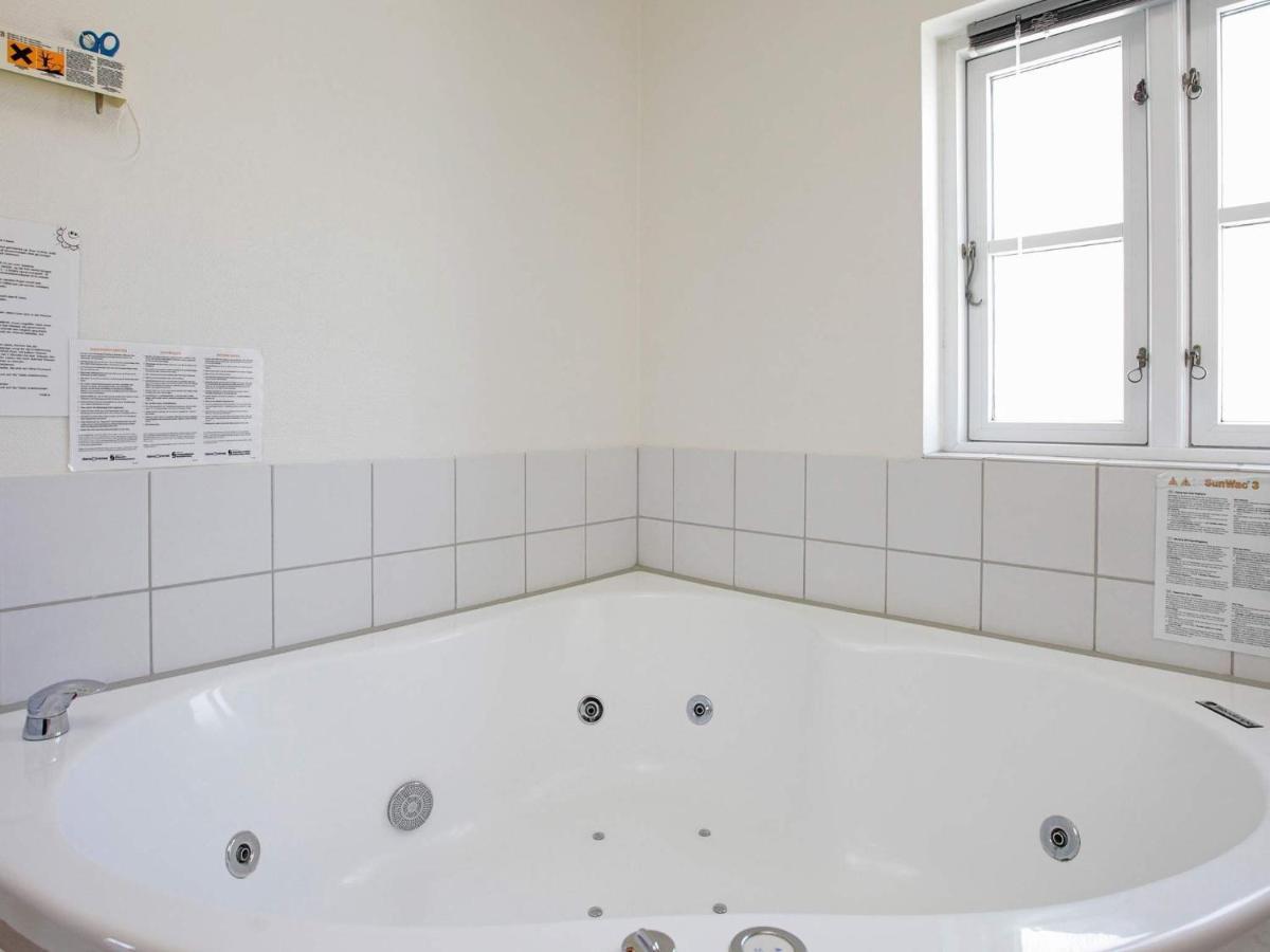 4 Person Holiday Home In Bl Vand Blåvand Eksteriør billede